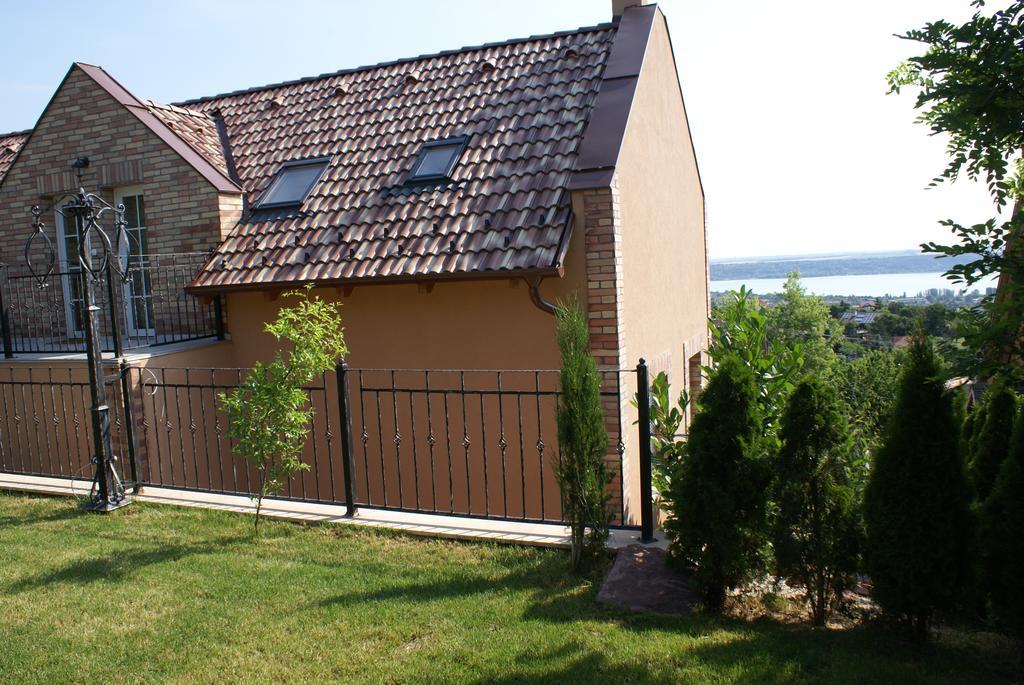 Sargarigo Apartman Haz Hotel Balatonalmádi Exterior foto